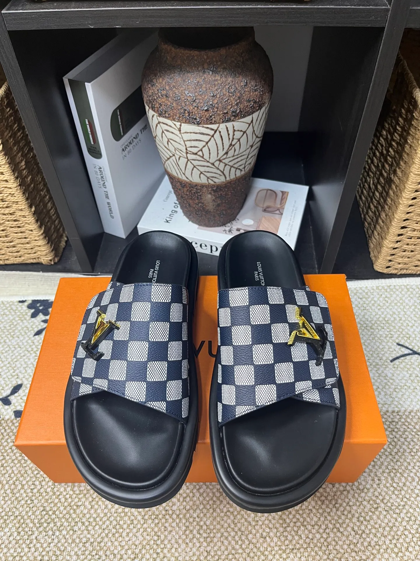 P340 [New Style] [LOUIS VUITTON] Louis Vuitton, LV printing, men's and women's slippers are now on the market, packed in drawer boxes with cloth bags and cards, the upper pattern looks very soft and waxy, and is a super versatile leg slimming tool. Fabric: imported denim/canvas/old fabric, LV hardware LOGO, official website pattern printing, comfortable to wear, feet: high-elastic PU water table. Sole: foam sole, heel height: about 5cm. Code number: 35-46, 35, 45, 46 are custom-made and non-returnable. Color: multiple colors and styles available.
